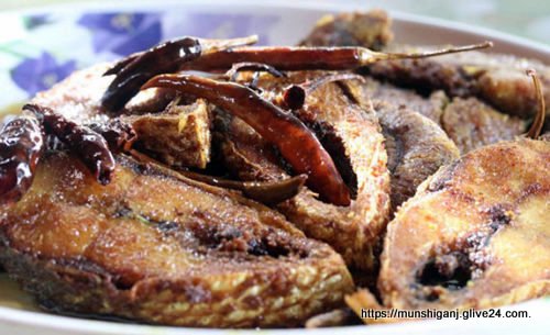 মাওয়া ফেরি ঘাটে ইলিশ